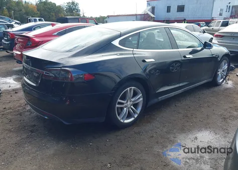 2013 Tesla Model S z USA, uszkodzony, nr VIN 5YJSA1AC7DFP10623